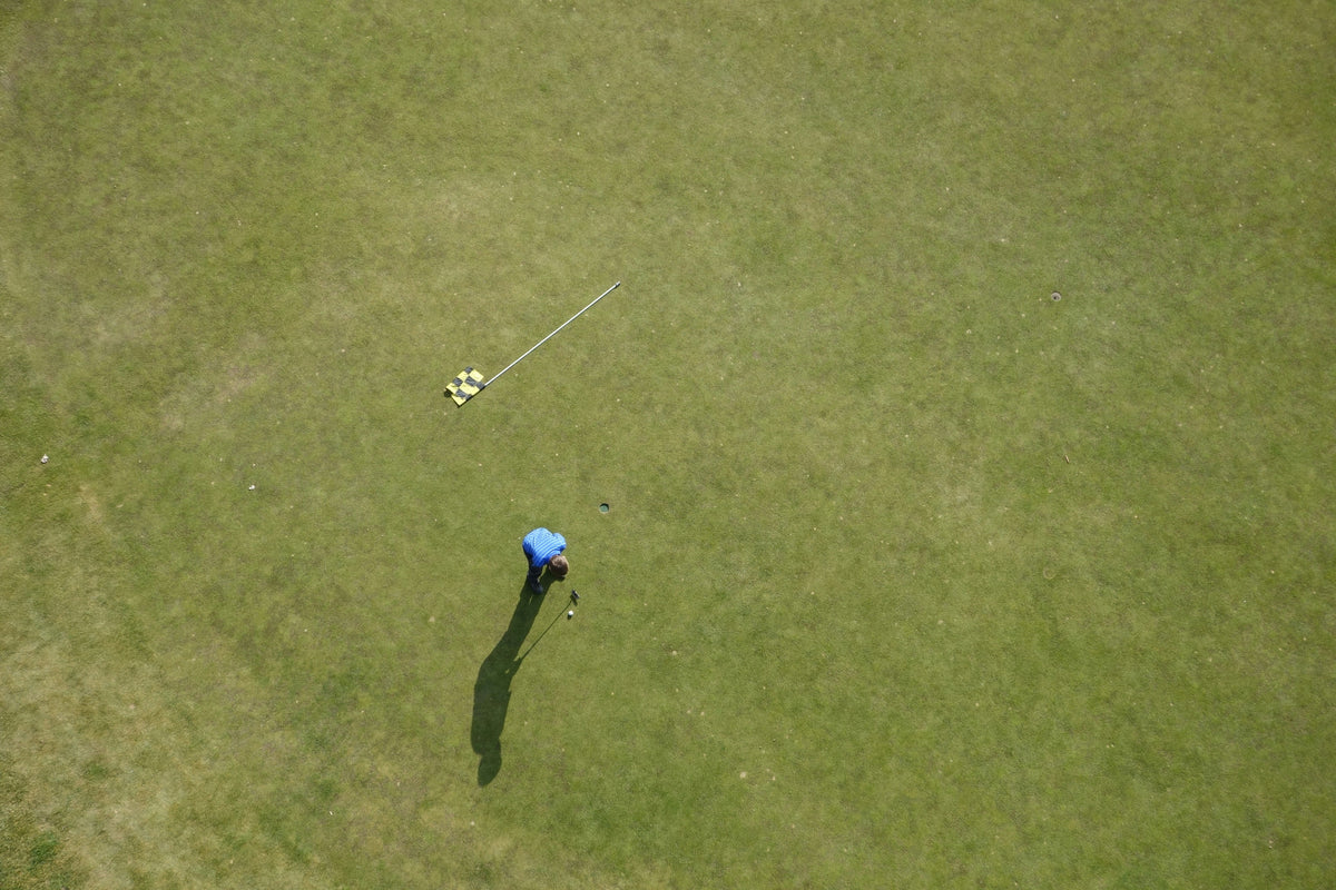 The Benefits of Performance Fabrics in Golf Clothing - Erthe Golf
