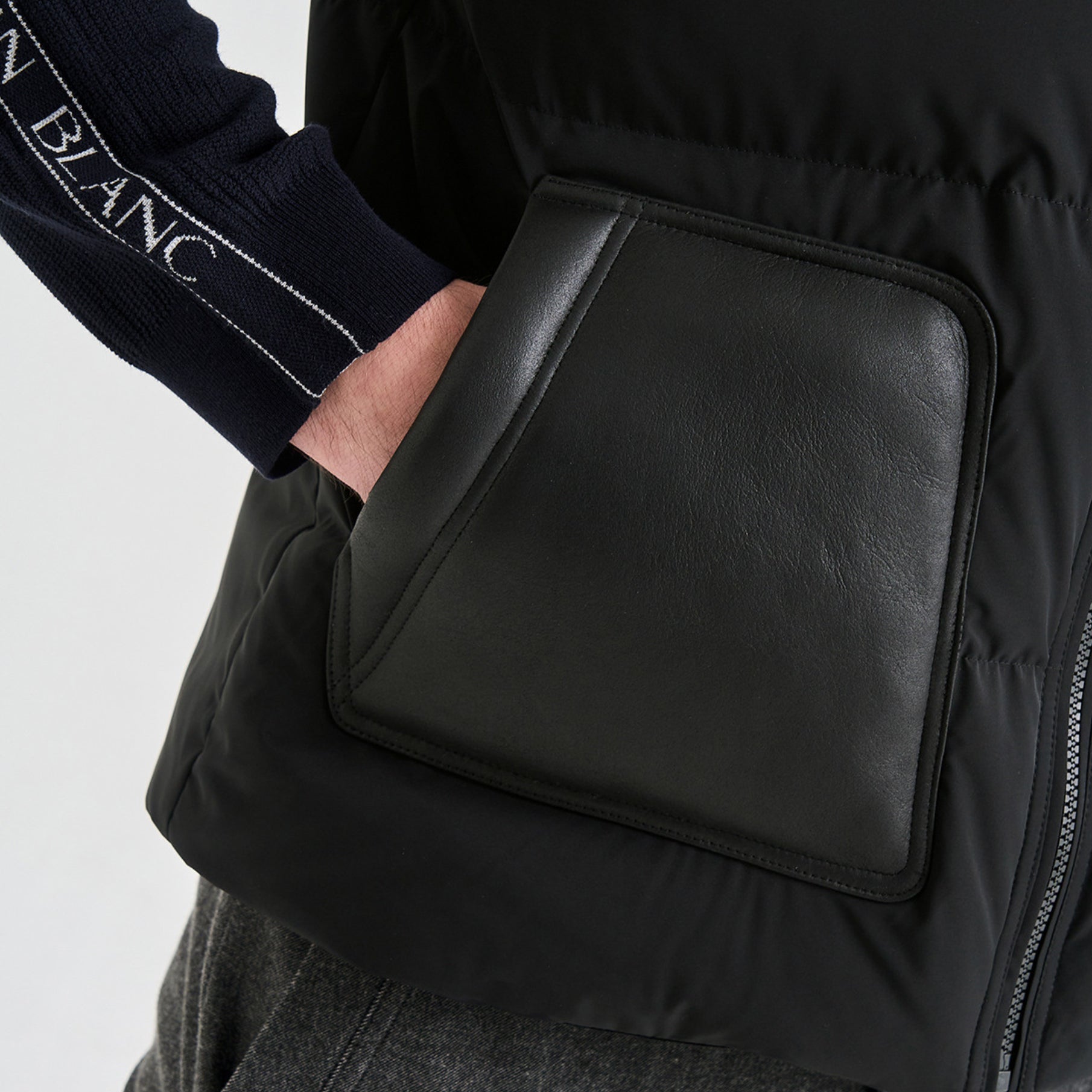 Men's Featherlight Vest - Black - Erthe Golf