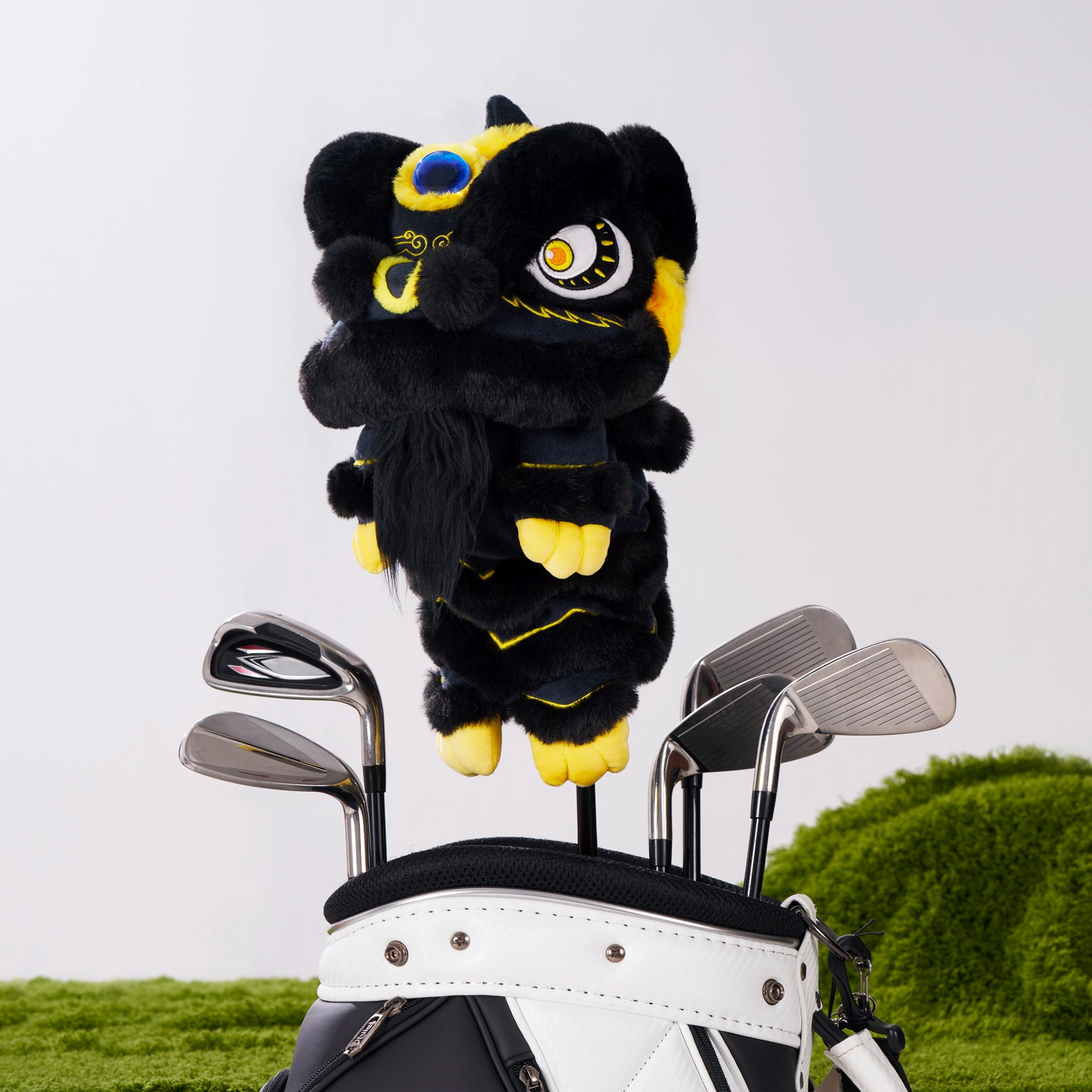 Lion Dance Golf Driver Cover - Black and Gold - Erthe Golf