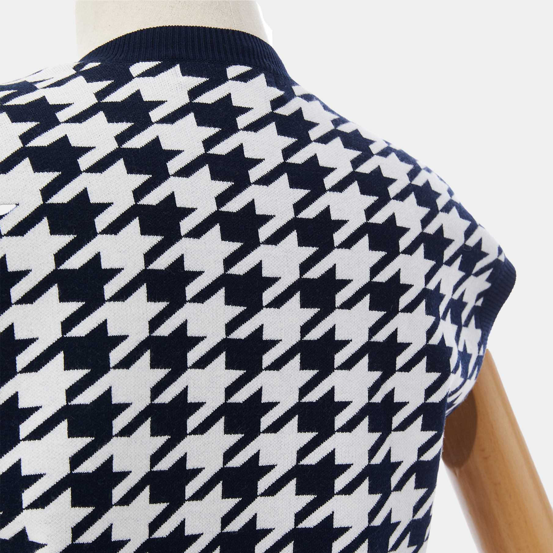 Mannequin wearing a sleeveless top with a navy and white houndstooth pattern