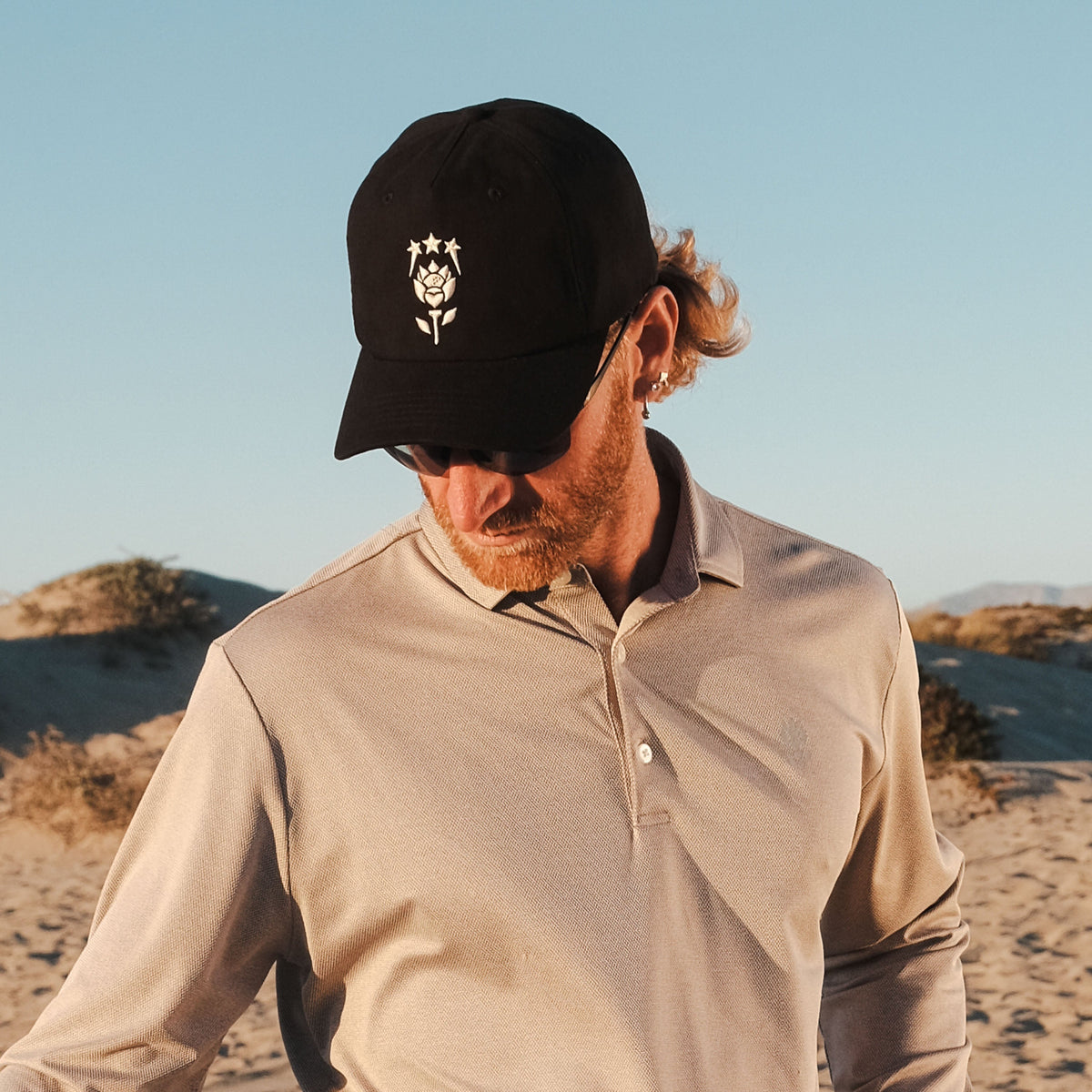 Man wearing Dune 5 - Panel Hat - Black - Erthe Golf