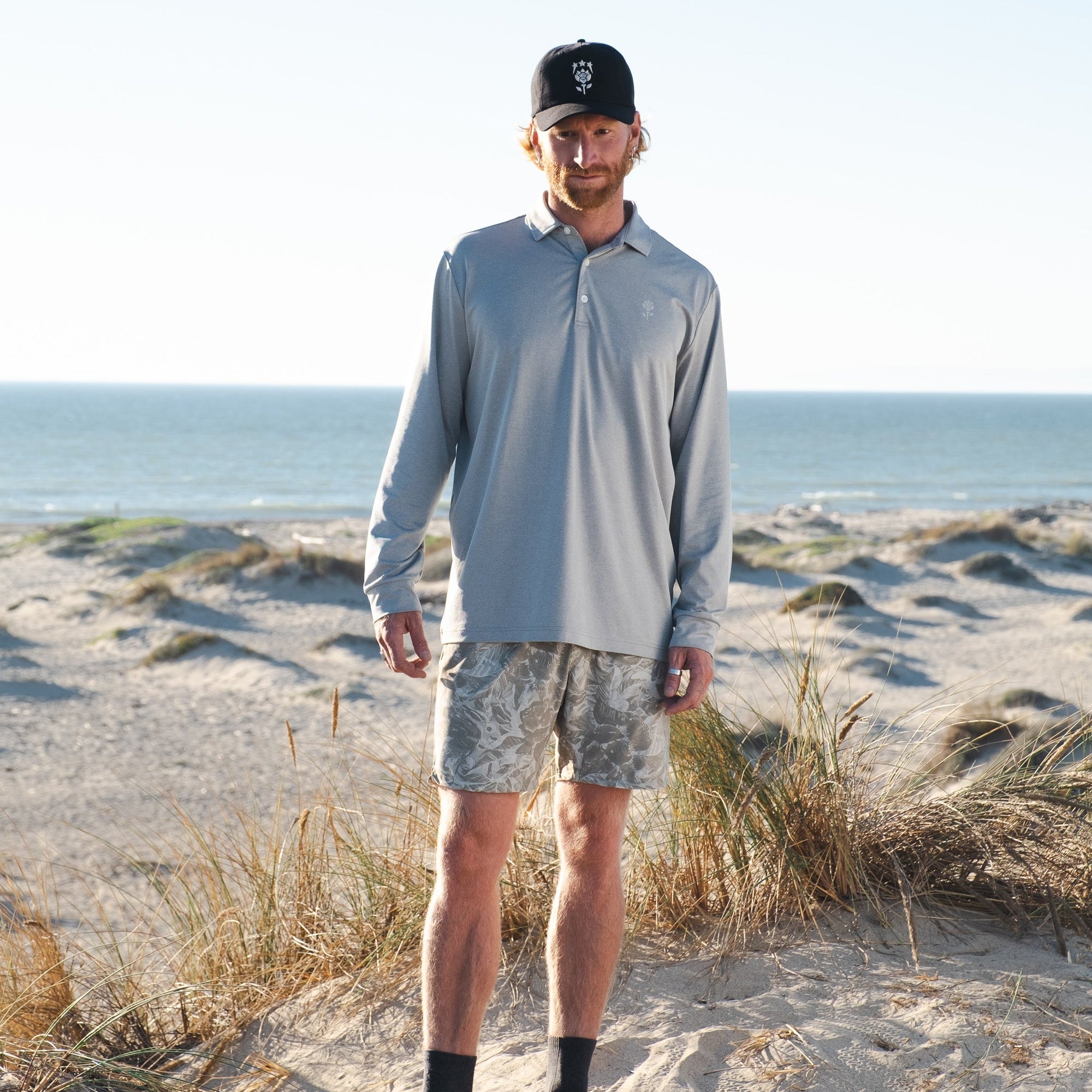 Man wearing Men's Long Sleeve Polo - Gray - Erthe Golf